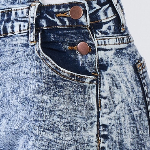 DEMIM JEAN SHORTS RAW HEM OVERALLS - Picture 2 of 5